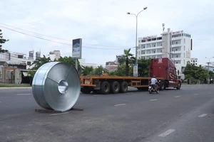 Hai cuộn thép hàng chục tấn rơi từ xe container xuống đường