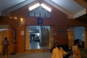 Một người tái nhiễm COVID-19, xét nghiệm cả tầng chung cư