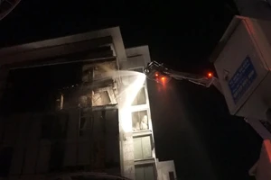 Đà Nẵng: Tòa nhà 7 tầng cháy dữ dội trong đêm