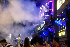 Ăn nhậu xuyên đêm trên đường Phạm Văn Đồng