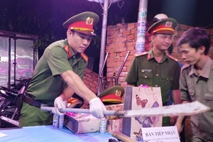 Người dân chợ đầu mối Thủ Đức nộp nhiều lựu đạn, dao, kiếm