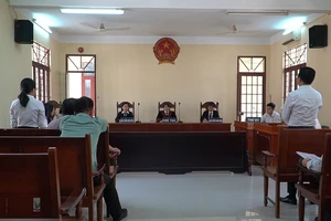 Xử vụ thầy giáo cho học trò diễn cảnh nóng kiện trường