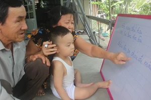 Kỳ lạ bé trai 2,5 tuổi biết đọc tiếng Việt và tiếng Anh