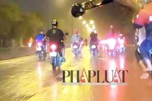Bất chấp rủi ro, nhiều 'quái xế' tụ họp quậy trên đường phố