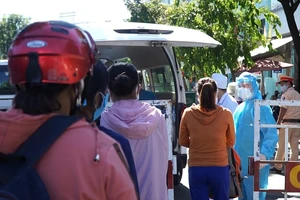 Bệnh viện quá tải, chuyển hàng trăm người đến khu cách ly mới