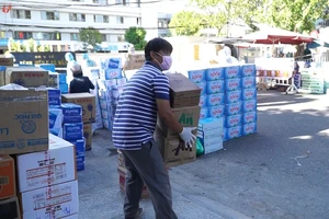 Đà Nẵng: Đổ xô tiếp tế lương thực cho bệnh viện