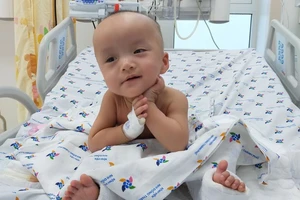 25 ngày sau ca mổ tách dính, cặp song Nhi đã tự ngồi dậy