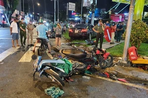 TP.HCM: Khoảnh khắc xe ô tô cuốn nhiều xe máy ở Bình Thạnh