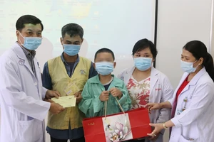 Mặt bé trai biến dạng vì khối u quái chưa từng thấy