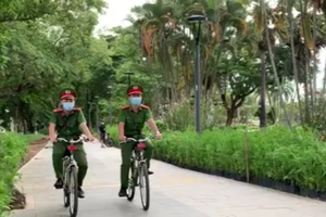 Công an TP Huế đạp xe tuần tra trên đường đi bộ ven sông Hương