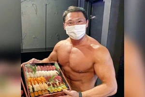 Nhà hàng sushi thuê hot boy bán khỏa thân giao hàng cho khách