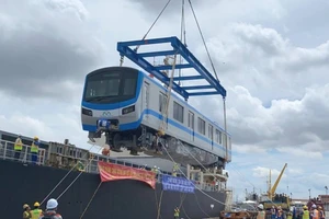 Video: Cận cảnh đoàn tàu metro số 1 đã về tới TP.HCM