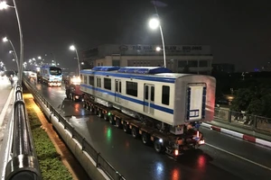 Xuyên đêm vận chuyển tàu metro số 1 về depot quận 9