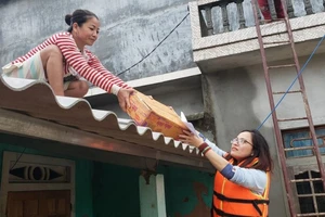 Video: Báo Pháp Luật TP.HCM vượt lũ trao quà cho 200 hộ dân