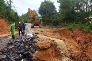 Video: Bà con vùng lũ đang rất cần lương thực, thực phẩm