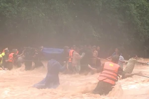 Quảng Trị: Vượt rừng đưa thi thể đại úy công an ra ngoài