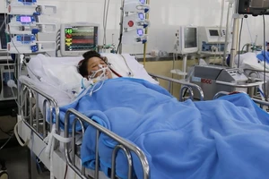 Sau mổ bắt con, người mẹ bị băng huyết, suy hô hấp nặng