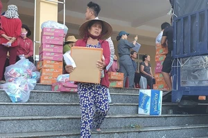 400 phần quà được trao cho bà con ở Quảng Nam