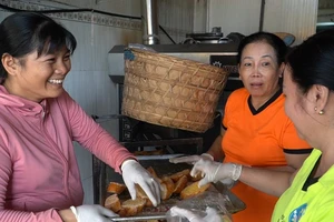 Bánh mì yêu thương gửi miền Trung