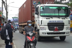 Bỏ giờ cấm xe tải đường Nguyễn Duy Trinh, người dân bất an