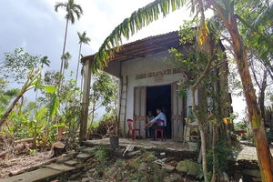 Những căn nhà chực đổ bên dòng Vu Gia