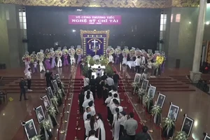 Video: Bài hát ‘Nhỏ ơi’ vang lên trong lễ tang của NS Chí Tài