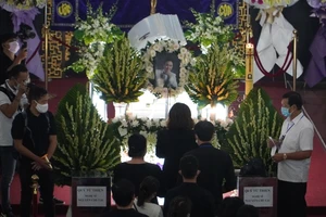 Video: Hình ảnh bên trong tang lễ của cố nghệ sĩ Chí Tài