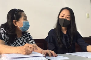 Video: Nữ tiếp viên hàng không đến tòa nộp đơn kháng cáo