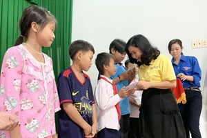 Video: Trao 100 suất học bổng cho con em gia đình chính sách