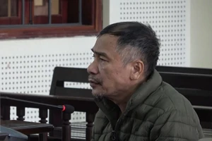 Video: Không xin được tiền, chồng đầu độc vợ 