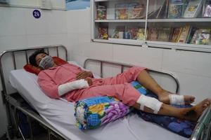 Video: Cậu bé sống sót kỳ diệu sau cú va chạm với xe tải