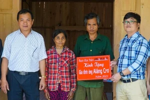 Video: ‘Trưởng thôn gỡ rối’ Alăng Crơ có nhà mới đón Tết