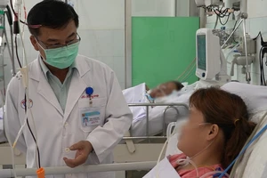 Video: Bị dồn đuổi, hổ mang chúa cắn vào lưng người phụ nữ