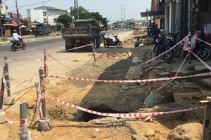 Video: Người dân bức xúc vì đào vỉa hè xong để đó