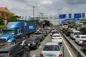 Video: Kẹt xe kéo dài tại khu vực phà Cát Lái, quận 2 