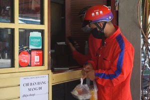 Video: Quán ăn, cà phê chuyển sang bán mang về ở Đà Nẵng