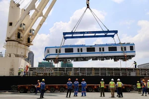 Video: Chính thức lộ diện đoàn tàu Metro số 1 