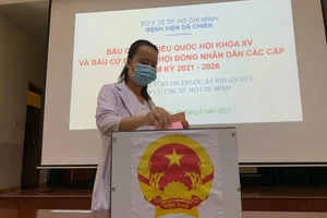 Video: Bầu cử ở bệnh viện dã chiến và các khu chữa trị