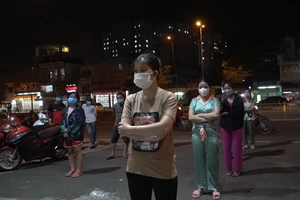 Video: 32 trường hợp F1 ở Bình Tân đi cách ly tập trung trong đêm