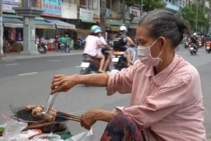 Người bán hàng rong nhọc nhằn mưu sinh trong ngày giãn cách xã hội