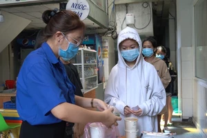 Video: Bữa ăn ưu đãi cho sinh viên tại KTX những ngày giãn cách xã hội