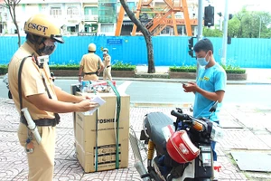 Video: Shipper công nghệ chịu phạt vì nhận giao hàng không thiết yếu