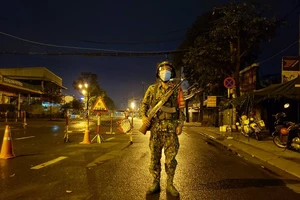 Video: Quân đội chính thức ra đường tham gia kiểm soát dịch tại TP Thủ Đức
