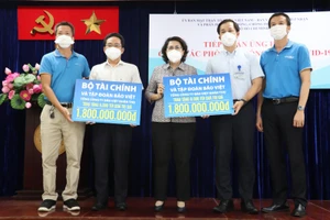 Video: 6.000 túi an sinh, 1.500 bộ đồ bảo hộ y tế tặng cho TP.HCM