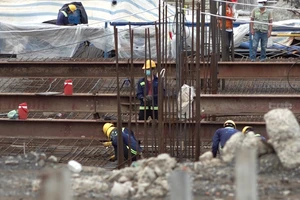 Video: Tái khởi công các công trình xây dựng tại vùng xanh