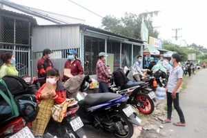 Video: Vất vả hành trình người dân tự về quê tránh dịch