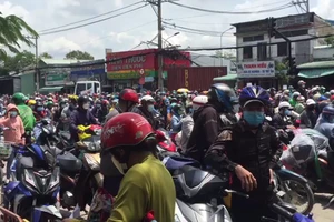 Video: Tổ chức theo đoàn đưa người dân kẹt ở cửa ngõ phía tây TP.HCM về quê 