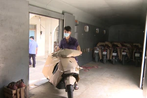 Chuyến tàu đặc biệt gắn thêm toa đưa người dân Tuyên Quang và xe máy về quê