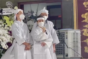 Vợ và 2 con trai nghẹn ngào nói lời từ biệt ông Lê Hoà Bình