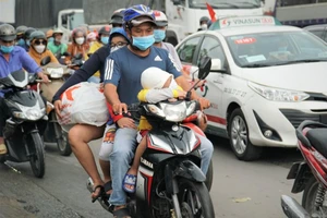 Người dân ùn ùn rời TP.HCM, bắt đầu kỳ nghỉ lễ 
